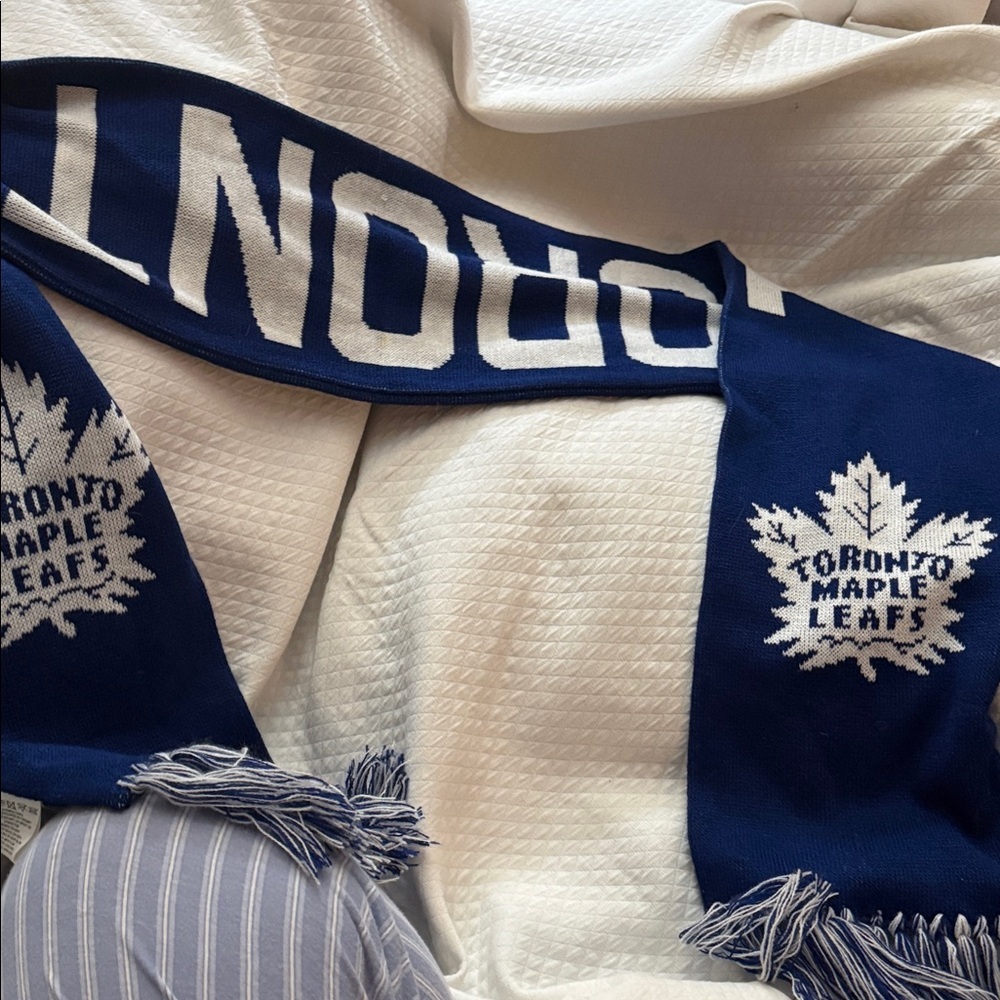 Official NHL Toronto Maple Leafs Knit Scarf Blue & White Like New - Picture 10 of 10